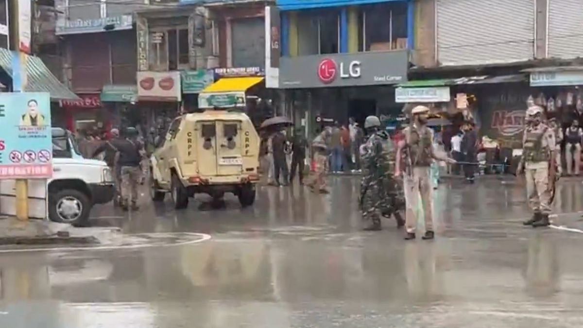 Anantnag Terror Attack: Head Constable Injured After Suspected Terrorists Open Fire On Police Party; Security Forces Launch Massive Search Operation | Video