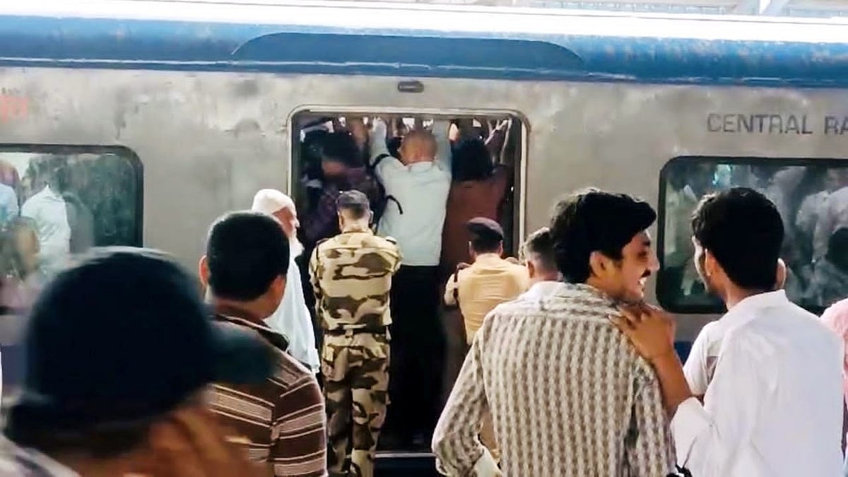AC Local Train Door Malfunction Triggers Commuter Panic At Kalyan Station During Peak Hour