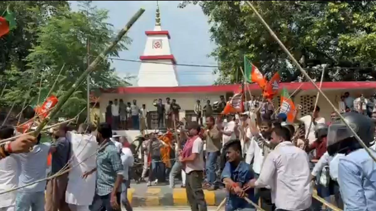 Violence Erupts Outside Bihar Congress HQ As BJP-Congress Workers Clash With Lathis, Stones During Rahul Gandhi Protest | Video