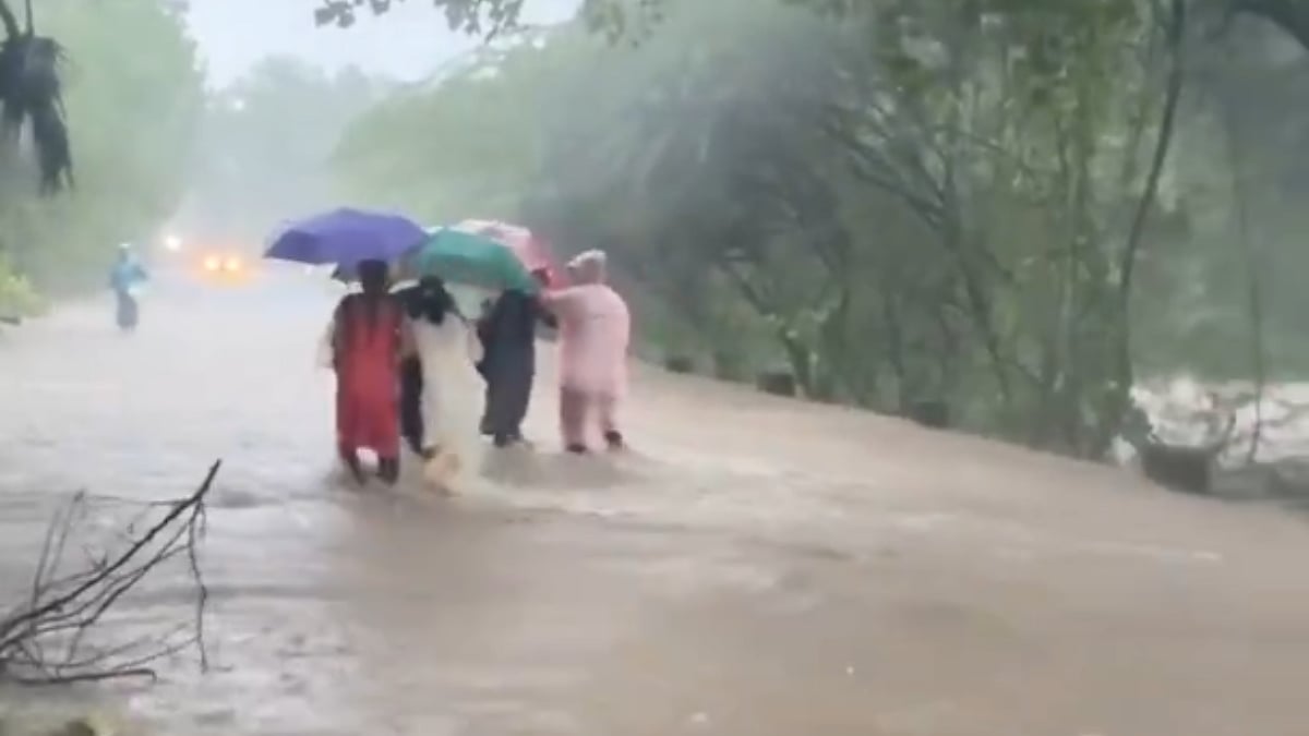Dahanu Monsoon Fury: Heavy Rains Trigger Flood Crisis; Police & Local Youth Rescue 4 Trapped Family Members In Kasa