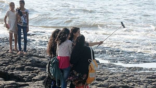 'Bandra Bandstand Belongs To Everyone': MMB Strikes Down Arbitrary Promenade Rules Implemented By Local Residents' Trust