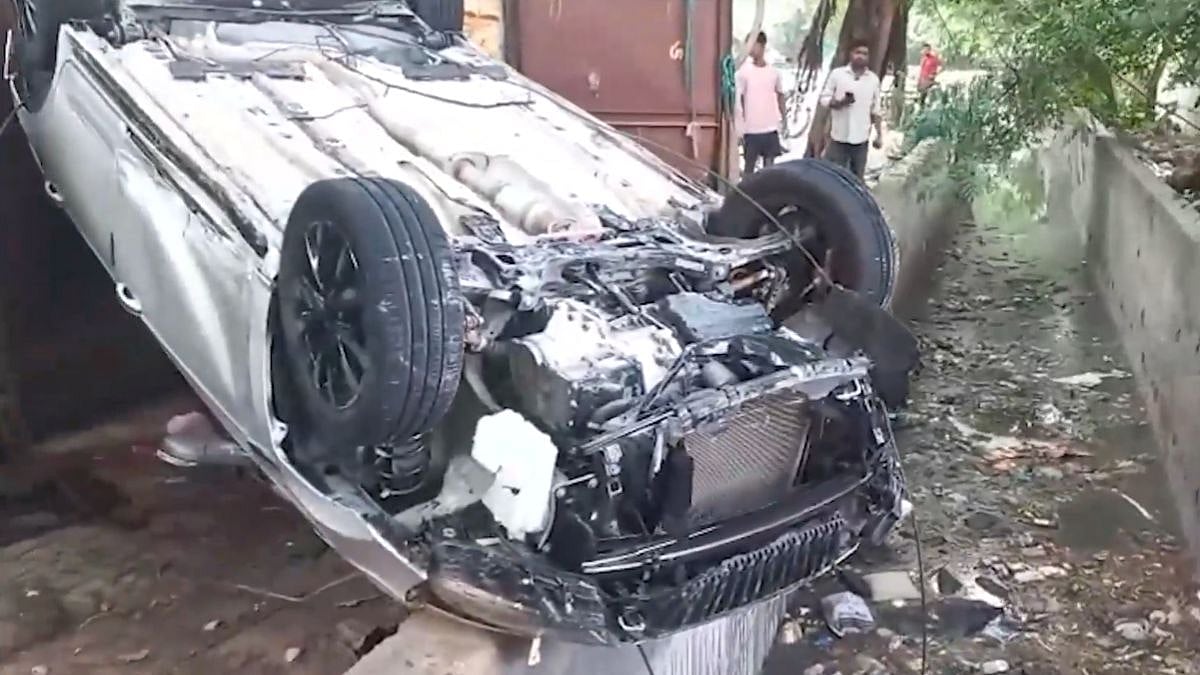 Delhi Tragedy: 20-Year-Old Student Killed After Car Skids On Slippery Road, Plunges Into Drain In Vasant Kunj | Video