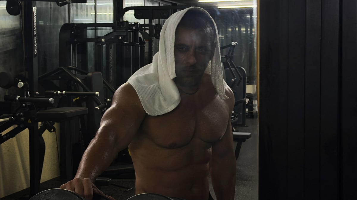 'Jo Darr Gaya Voh Mar Gaya': Salman Khan Pens Cryptic Note, Flaunts 6-Pack Abs After 'Sonam, It's Done Bro' Post