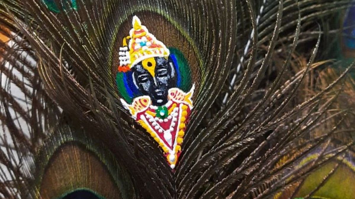 Ashadhi Ekadashi 2026: Vasai Artist Turns A Peacock Feather Into a Stunning Lord Vitthal Masterpiece