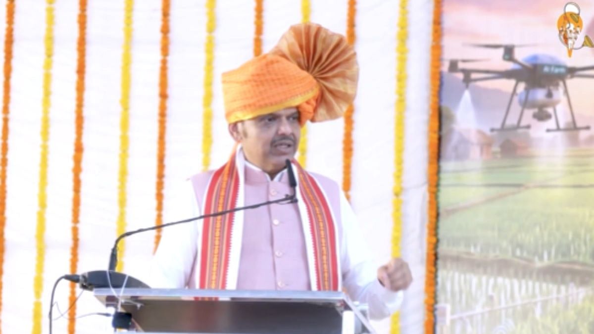 Maharashtra CM Devendra Fadnavis Offers Prayers To Vithu Mauli On Ashadhi Ekadashi | Video