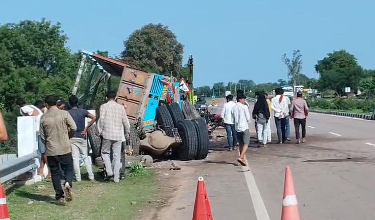 Helper Killed, Driver Injured After Cement-Laden Hyva Truck Crashes Into Bridge On NH-39 In Chhatarpur | VIDEO 