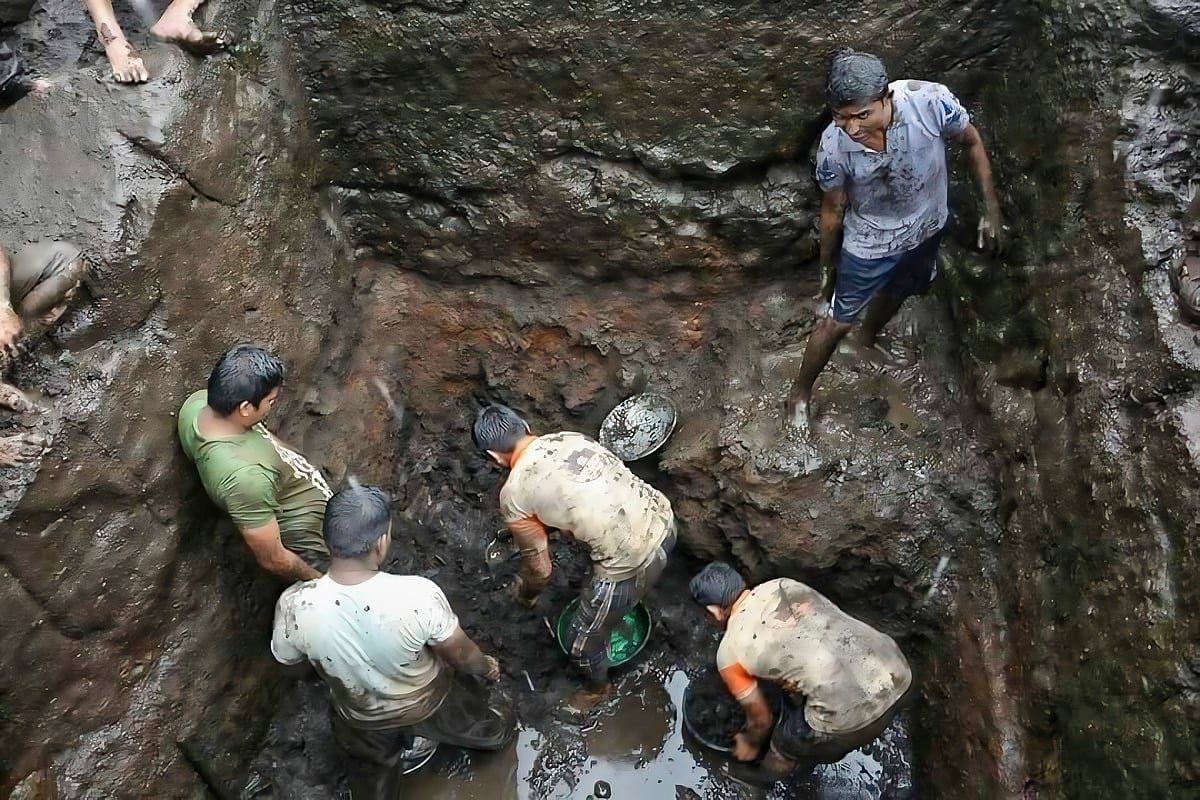 Durgveer Pratishthan volunteers cleaning up a cistern at Samangad