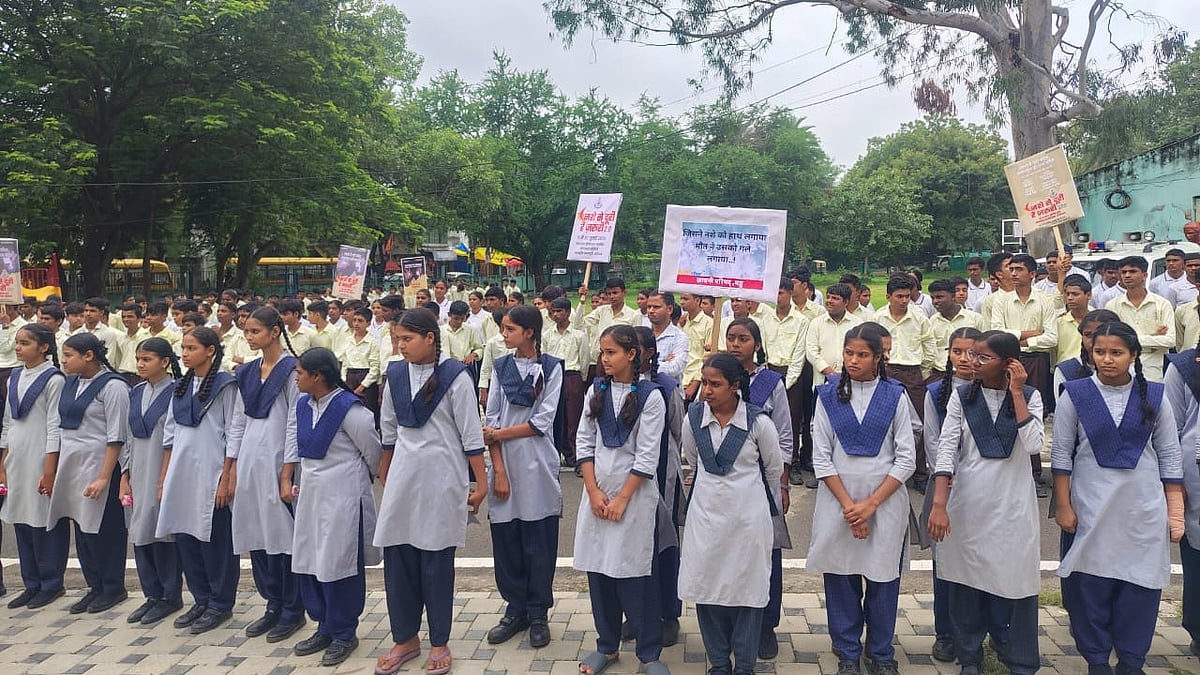 Mhow Police Hold Anti-Drug Rally, Street Play Under 'Nashay Se Doori Hai Zaroori' Campaign