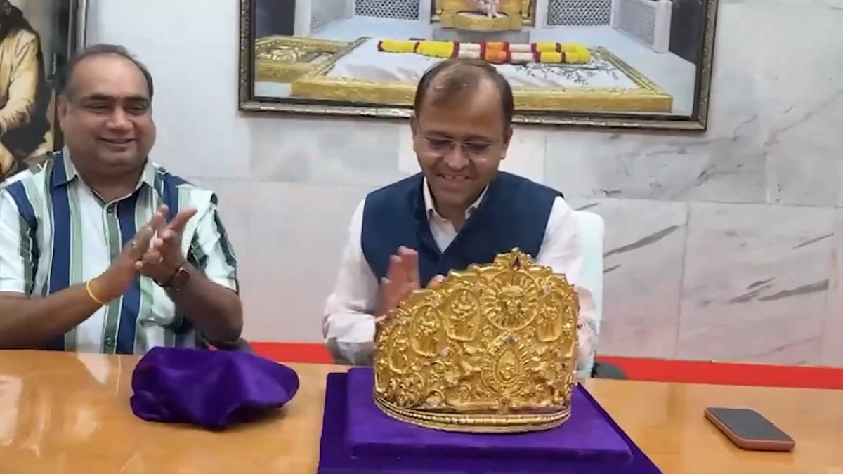 Guru Purnima 2026: Andhra Devotee Donates ₹1.05 Crore Diamond-Studded Golden Crown To Sai Baba At Shirdi; Video Surfaces