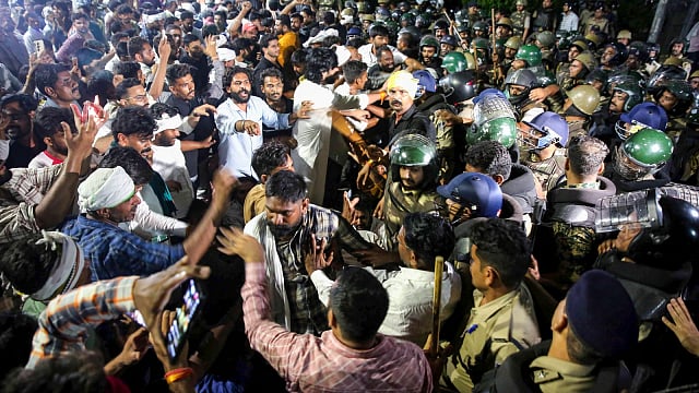 Over 2K Farmers March Towards CM's Residence In Bhopal; Traffic Hit, VIDEOS Show Farmers Cooking On Roads