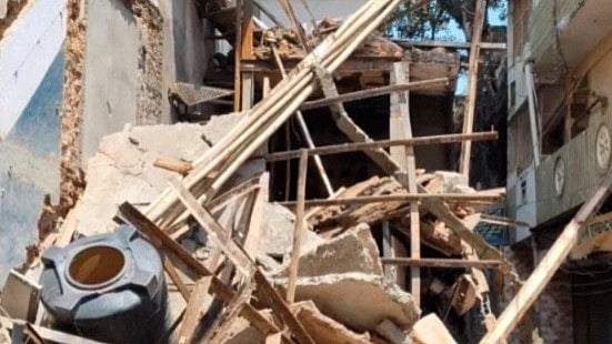 Workers Escape Moments Before Building Collapses In Jabalpur Busy Market | VIDEO