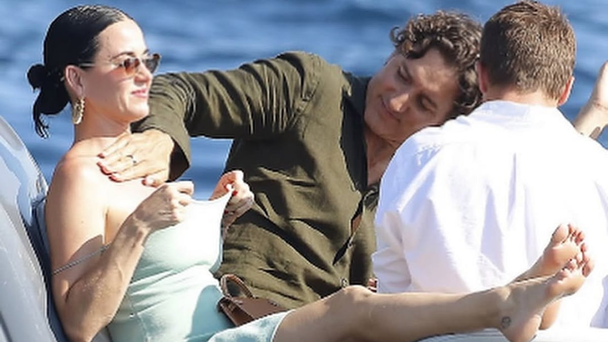 Justin Trudeau Applies Sunscreen Lotion Inside Katy Perry's Top; Their PDA Pictures Go Viral On Social Media