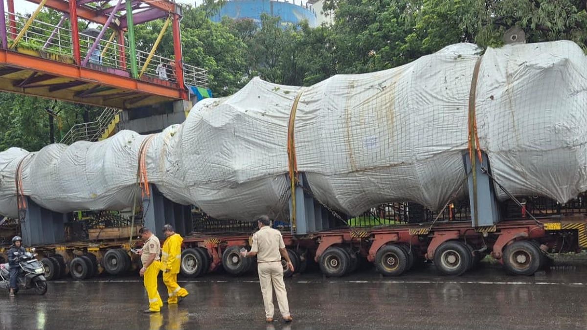 Swift Action By Thane Traffic Police Averts Major Traffic Snarl After 120-Wheeler ODC Breakdown On Kopri Bridge