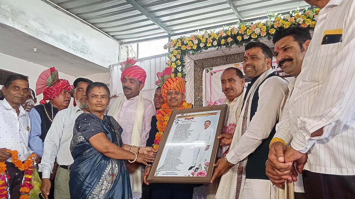 Headmaster Retires From Same School Where He Once Studied, Gets Grand Farewell In MP's Pipalrawan