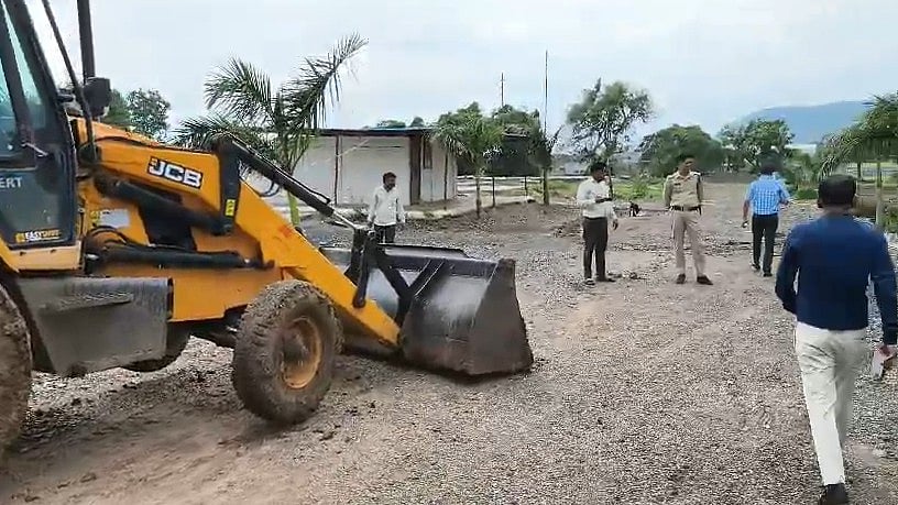 Indore Administration Clears ₹5.5 Crore Government Land, Demolishes Illegal Colony Structures