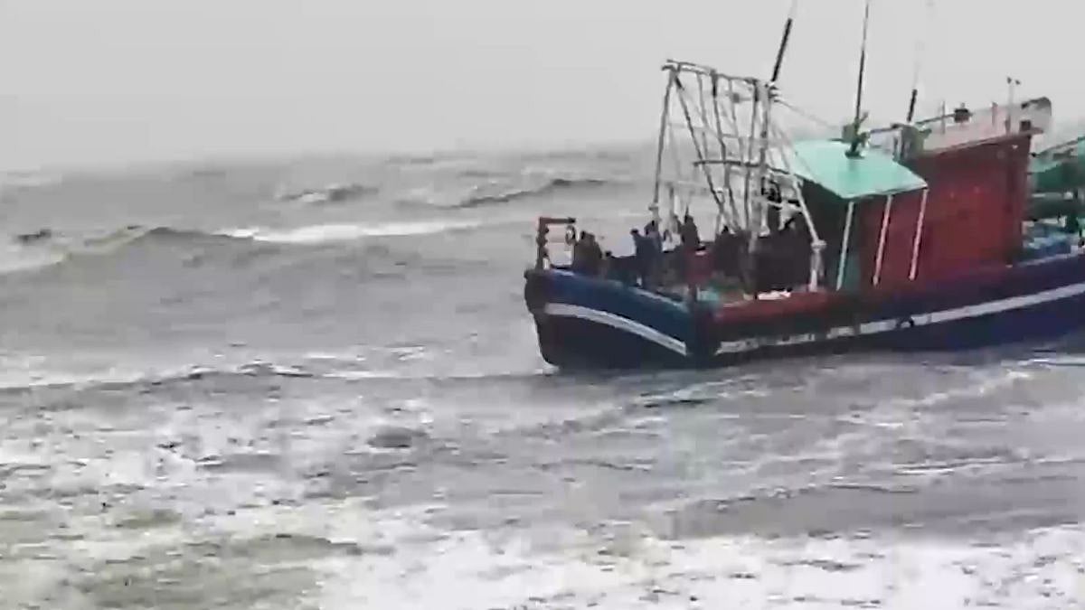 Coastal Police & Local Fishermen Rescue 17 Stranded After Fishing Boat Breaks Down Off Kozhikode Coast | Video
