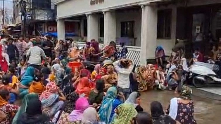 PMAY EWS Residents Protest Outside Minister Chaitanya Kashyap's Home Over Eviction Notices In MP's Ratlam