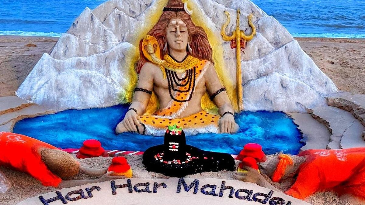Shravan 2026: Surdarsan Pattnaik Creates A Devotional Sand Sculpture Of Lord Shiva At Puri Beach On The First Day Of Sawan Somvaar 