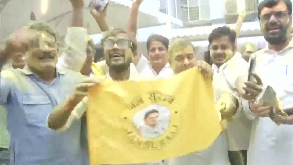 Jan Suraaj Workers Celebrate Singing 'Rinkiya Ke Papa' As Prashant Kishor Heads Towards Winning Bankipur Bypoll - VIDEO
