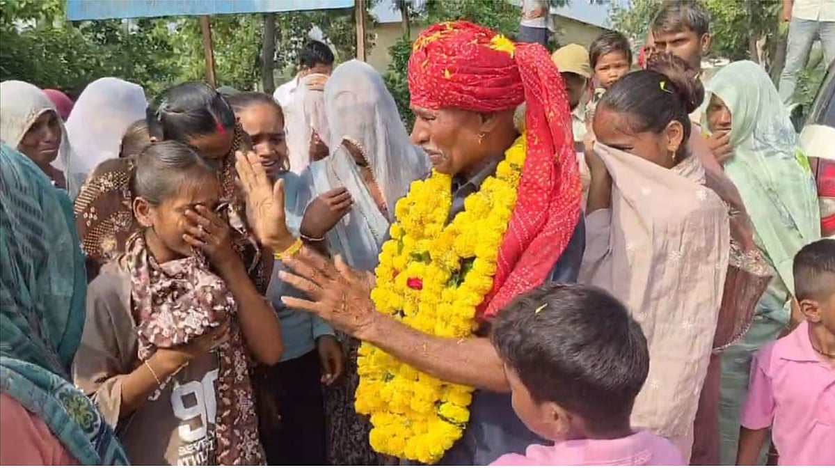 MP's Neemuch Students Give Tearful Farewell To Teacher Retiring After 28 Years