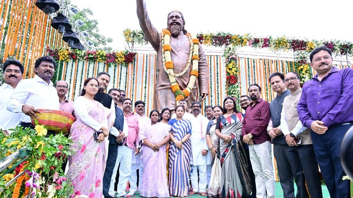 Jharkhand CM Hemant Soren Unveils 14 Ft Statue Of Late Dishom Guru Shibu Soren On His First Death Anniversary