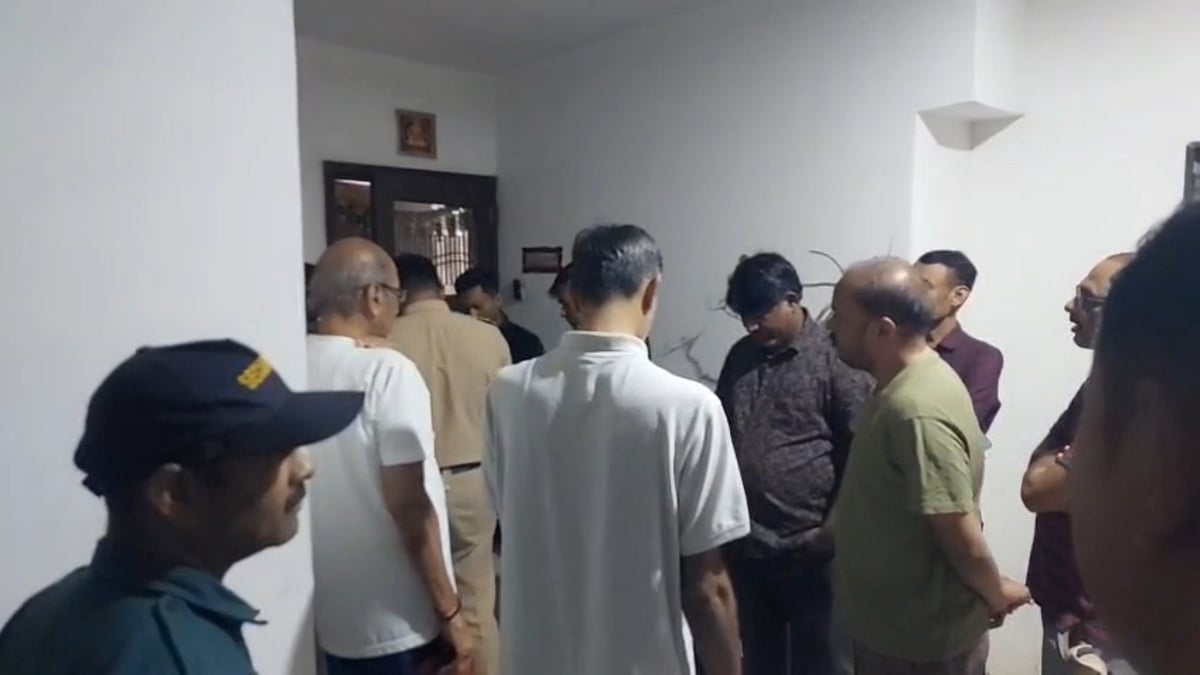 Pune VIDEO: Gold, Silver Ornaments & Cash Stolen From Flat In Pimple Saudagar; CCTV Cameras Sprayed With Paint