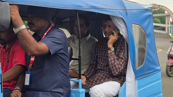 Indore Mayor Pushyamitra Bhargav Takes E-rickshaw Ride, Urges Citizens To Observe 'No Car Day' Every Friday 