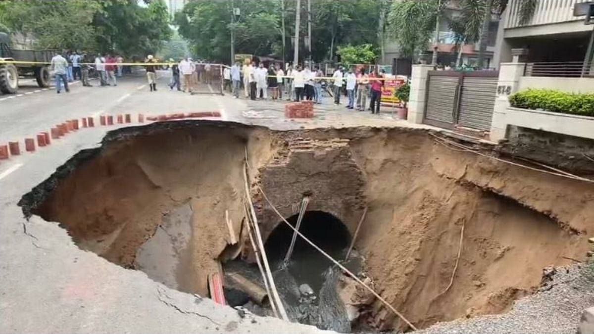 Ludhiana Road Cave-In: Massive Sinkhole Forces House Evacuation, Optical Fibre Cables Suspected Behind Collapse | Video