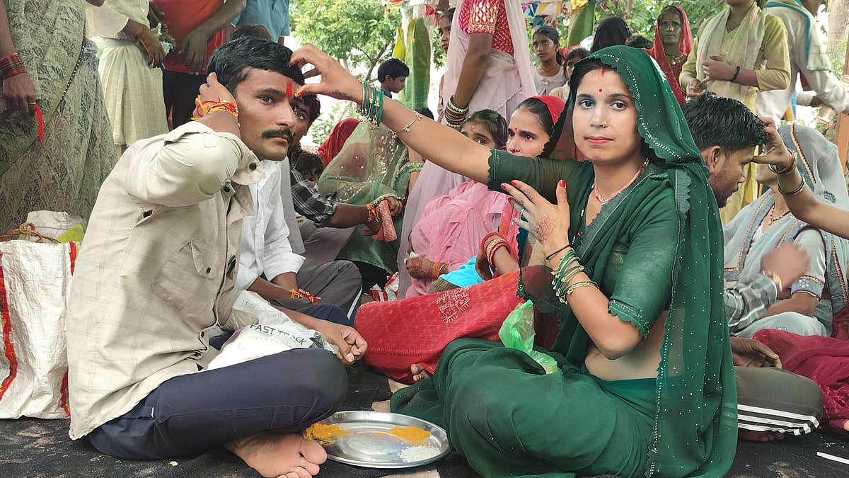 Raksha Bandhan 2026: Tears And Smiles As Sisters Tie Rakhis To Inmate Brothers In MP’s Ashoknagar Jail