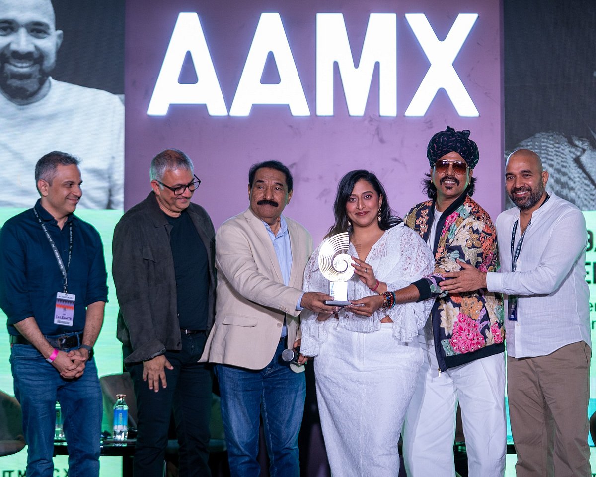 Sabbas Joseph of Wizcraft presenting the GiMA Trophy to singers Raja Kumari and Mame Khan