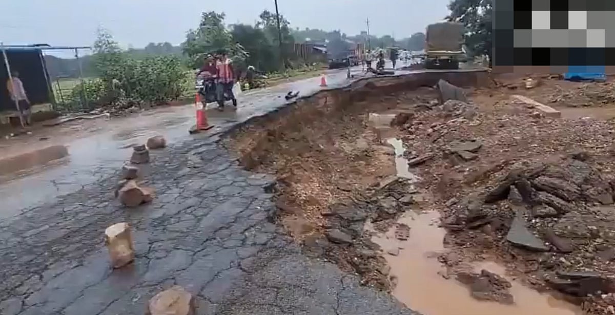 Part Of River Bridge Road Washed Away In MP’s Satna After Heavy Rain Triggers Flooding | VIDEO