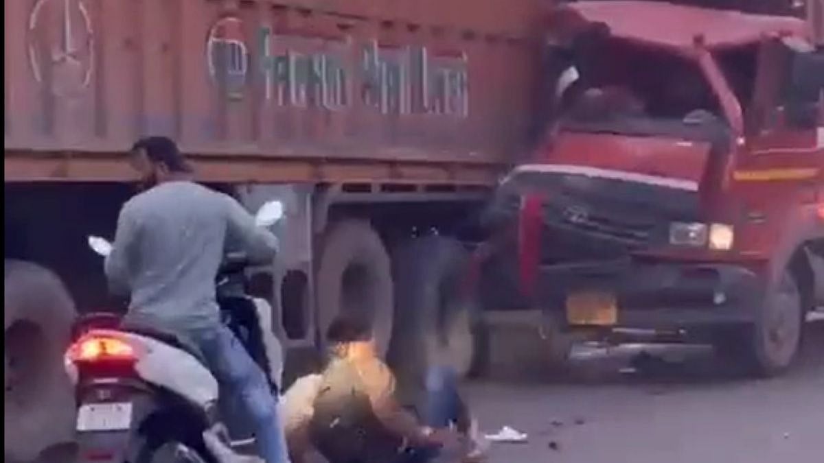 Truck Rams Another Vehicle on Mumbai-Nashik Highway Near Padgha; Video Goes Viral
