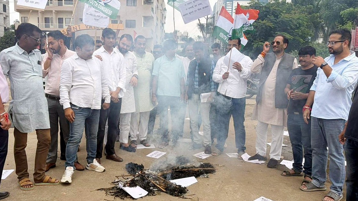 Katara Hills Residents Burn BMC Effigy Over Potholes, Garbage & Waterlogging In Bhopal 