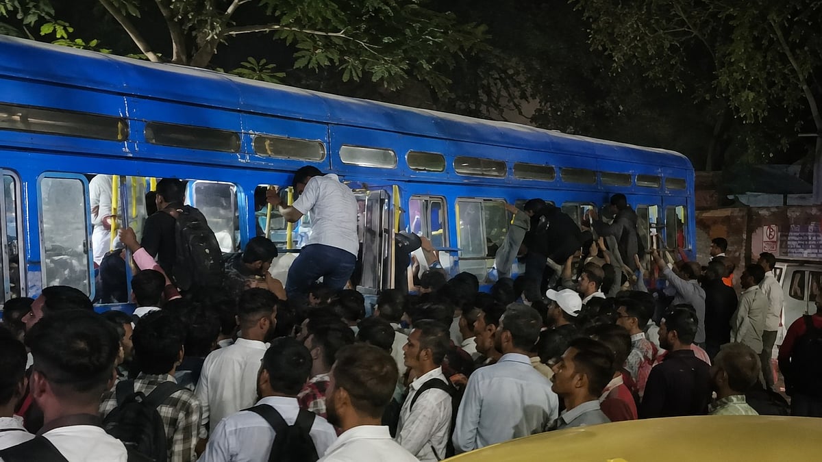 Nashik: Devotees Risk Their Lives Travelling To Trimbakeshwar, Scramble To Board Buses Through Windows