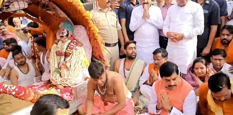 MP CM Mohan Yadav Attends 5th Mahakal Sawari In Ujjain; Robo Chants Sanskrit Shlokas To Welcome Devotees | VIDEO