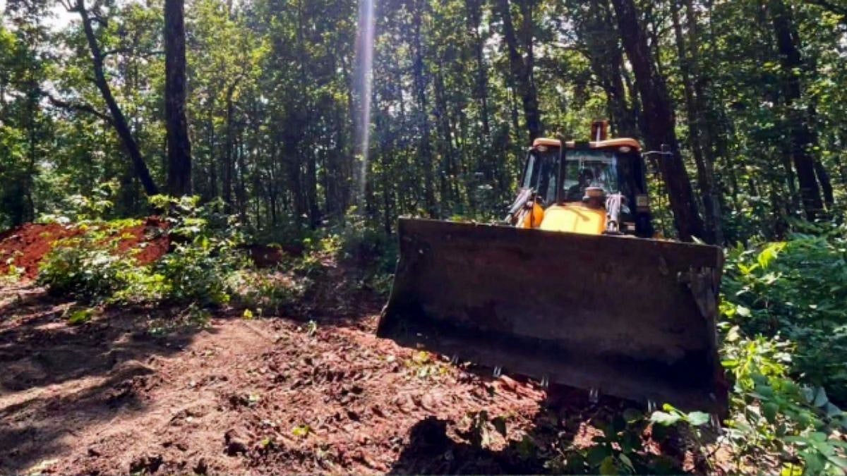 Nepal Flash Flood: Chitwan Authorities Bury Unidentified Bodies Amid Morgue Space Crisis, Preserve DNA Samples For Future Identification | Video