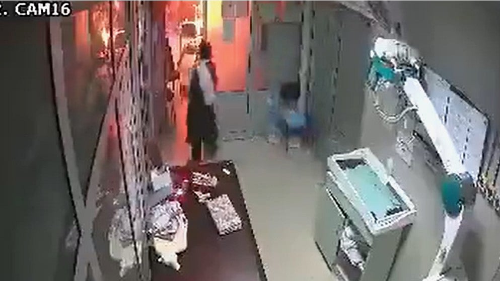 Pakistan Hospital Fire: Viral Video Shows Nurse Risking Life To Rescue Newborn From Burning Nursery; To Get Sitara-i-Khidmat