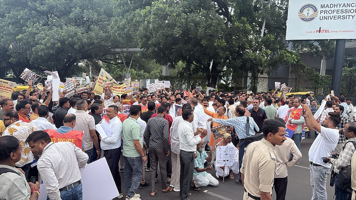 Bhopal Traders Beat Plates & Ring Bells At TT Nagar To Draw Govt's Attention On BMC's Sealing Drive Against Commercial Outlets | VIDEO