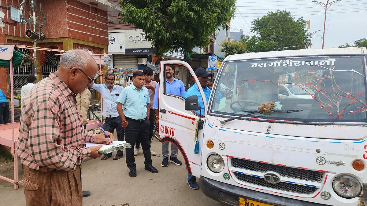 School Vehicle Crackdown In MP’s Garoth: 3 Buses, 3 Magic Vehicles Seized