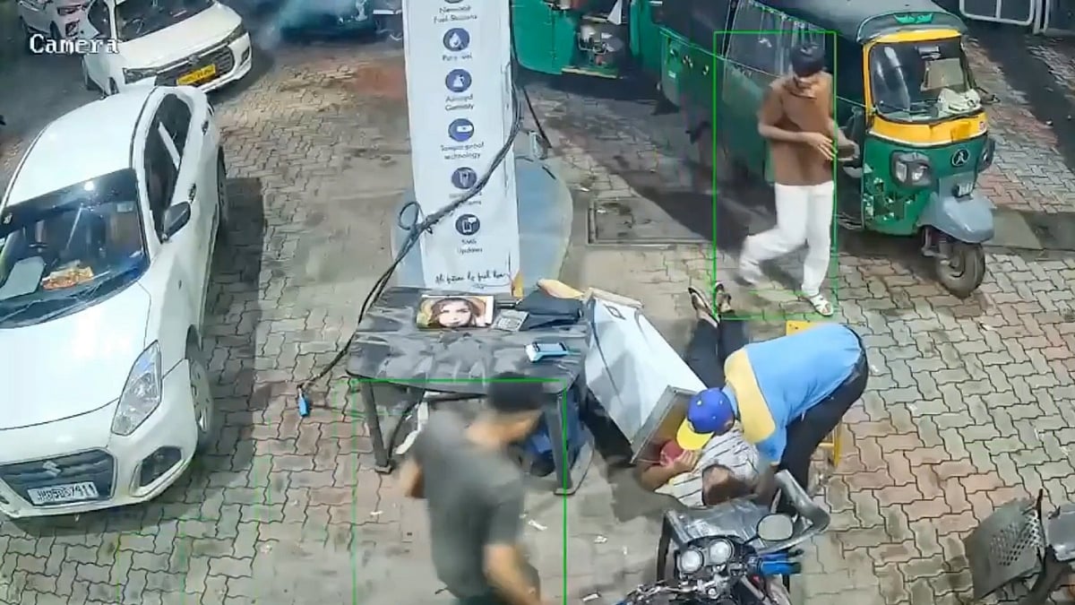 Horrifying VIDEO: 24-Year-Old CNG Pump Worker Collapses After Refuelling Hose Bursts, Nozzle Hits Him On Head In Jamshedpur; Dies 