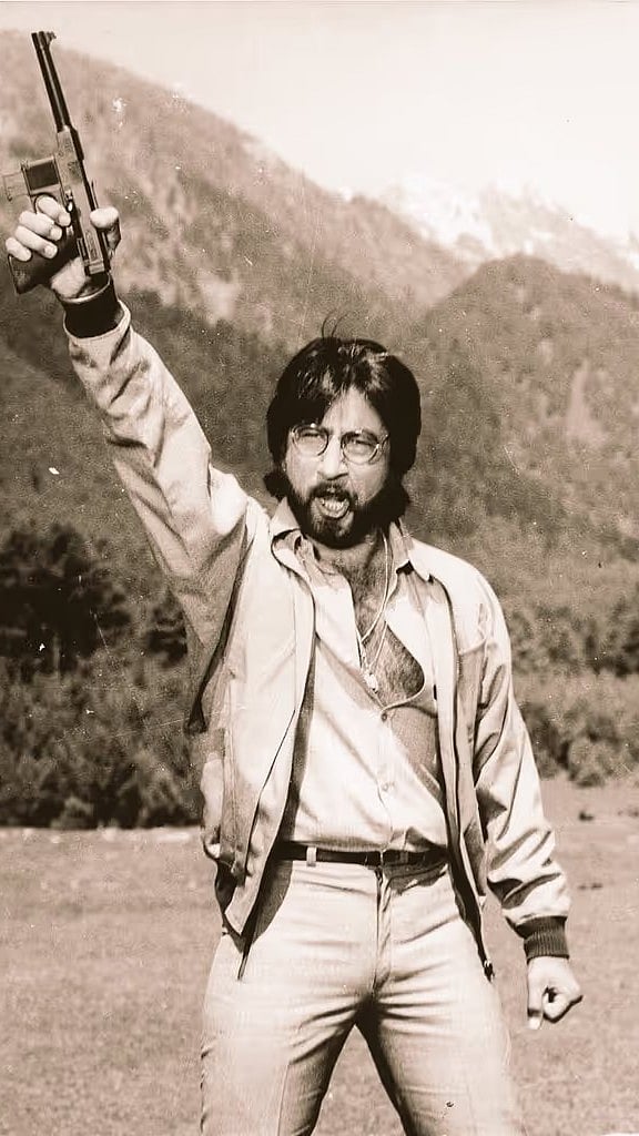 Shakti Kapoor's early career received an important boost after veteran actor Sunil Dutt noticed him and gave him opportunities in the film industry.