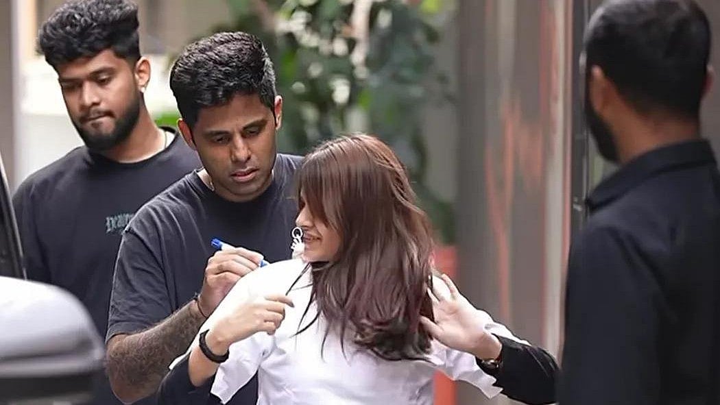 Suryakumar Yadav Leaves Female Fan Smiling With Sweet Autograph Gesture | Video