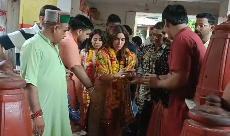 Bollywood Actress Bhumi Pednekar Visits Datia Temples, Offers Prayers At Maa Pitambara Peeth & Vankhandeshwar Mahadev | VIDEO
