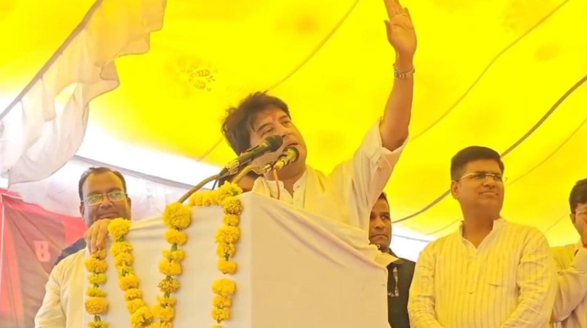 'Netagiri Karne Neta Ke Pass Jao, Main Toh Ghar Ka Mukhiya Hu...' Union Minister Jyotiraditya Scindia After Villagers Raise Slogans For Ration In Shivpuri | VIDEO