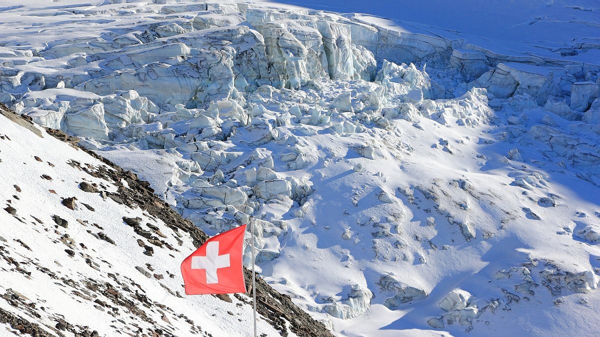 Sheep’s Wool Instead Of Plastic? Swiss NGO Tests Woollen Blankets To Reduce Glacier Melt