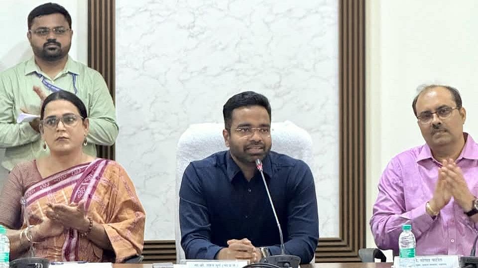 Jalgaon: Collector Rohan Ghuge Calls For Sensitive Approach To Empower Transgender Community