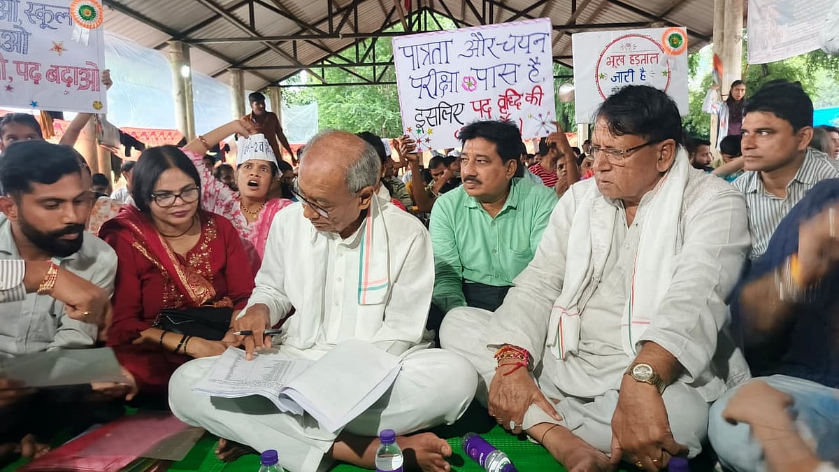 Madhya Pradesh Teacher Aspirants’ Protest Enters Day-15 Amid Teachers’ Day Celebrations; Ex-CM Digvijaya Singh Extends Support | VIDEO