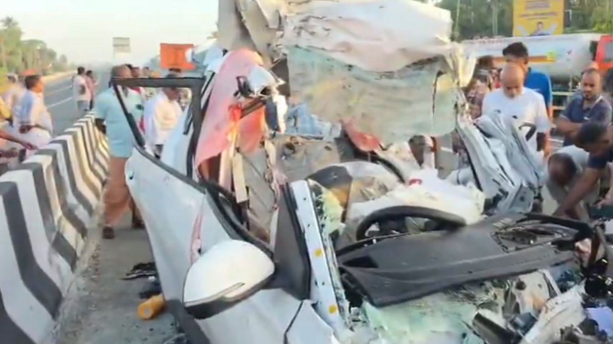 Kerala Tragedy: 8 Tamil Nadu Engineering Students Killed In Horrific Midnight Crash After Car Rams Into Lorry Parked On NH-66 In Thrissur | Watch