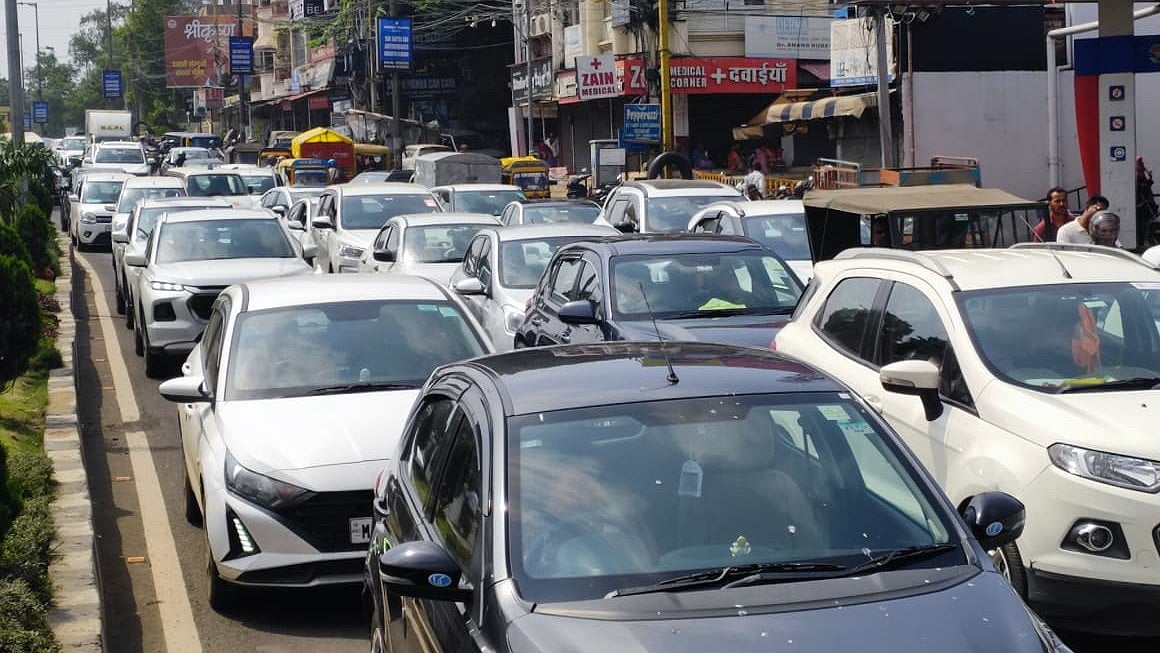 Bhopal Intern Doctors’ Strike: Traffic Jam Along 2KM Stretch Between VIP Road & Polytechnic Square; Vehicles Stuck In Long Queues As Routes Near CM Residence Blocked | VIDEO 