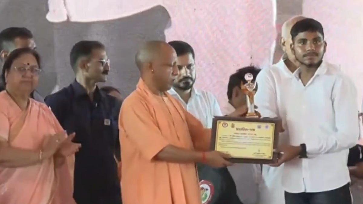 CM Yogi Adityanath Honours Anganwadi Workers In Ayodhya, ₹29.11 Crore DBT Released For Sarees